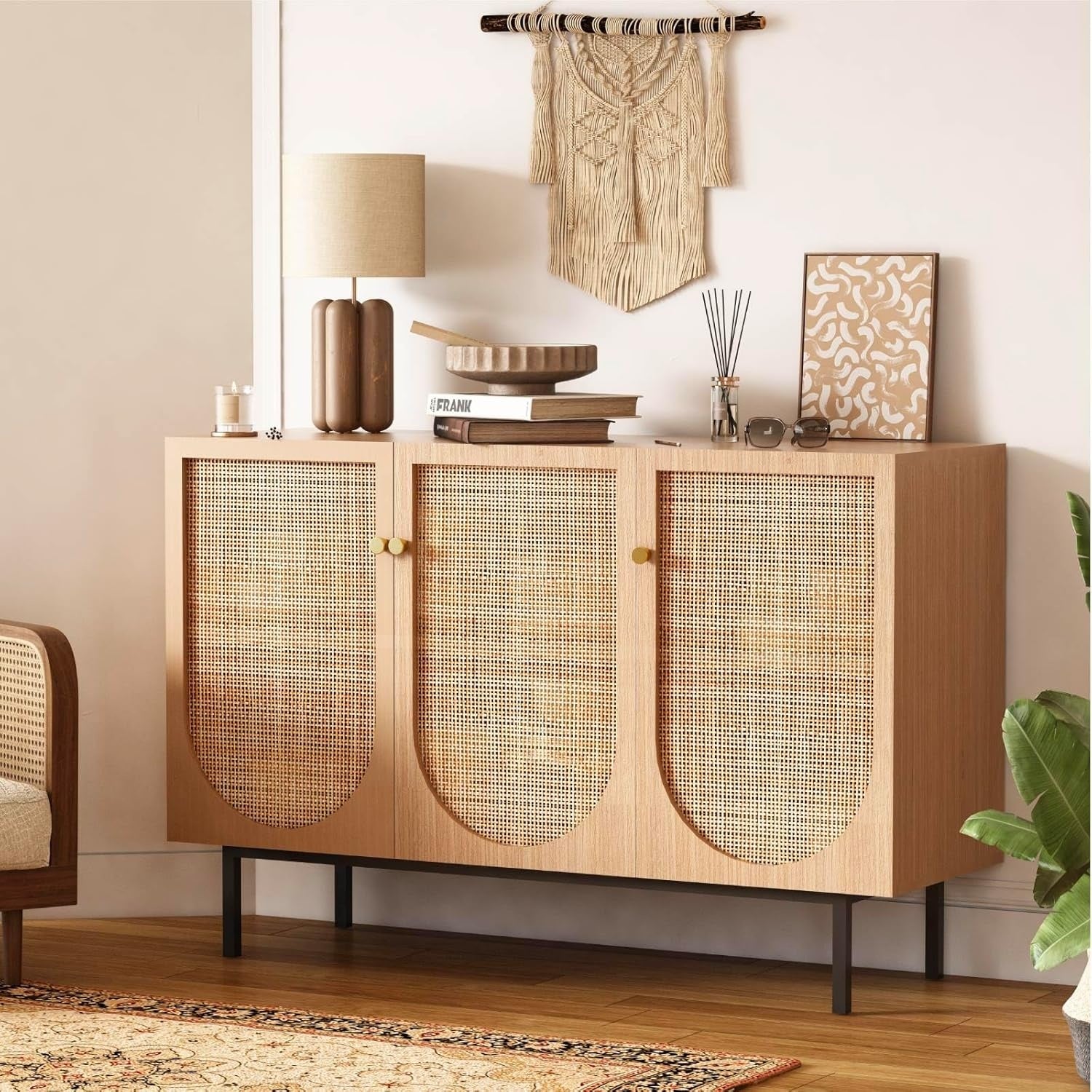 Buffet en bois avec 3 portes en rotin, poignées métalliques et étagères ajustables, meuble de rangement 117 x 37,5 x 75 cm