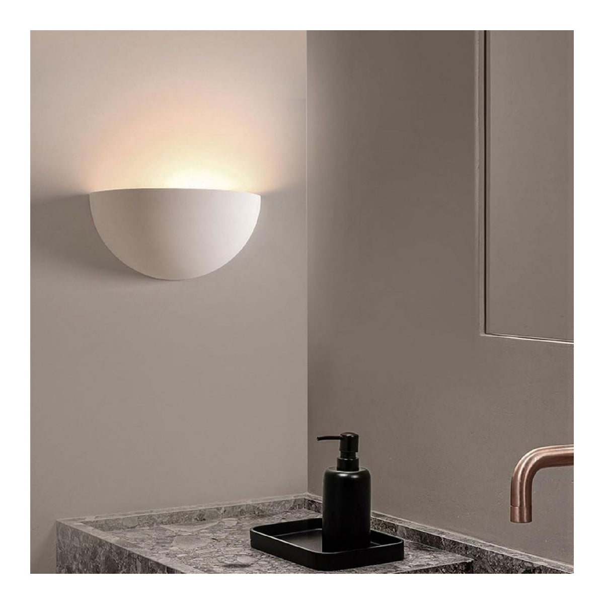 Luminaire Gris et Ambre a silhouette graphique de type applique murale E27