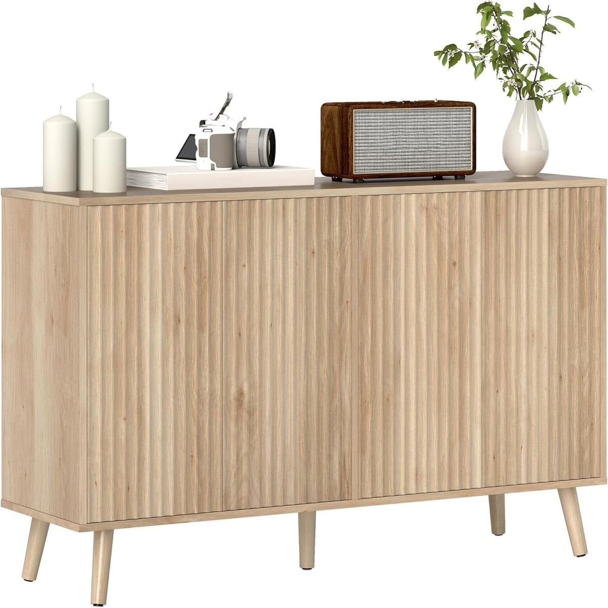 Buffet style scandinave avec 4 portes cannelees, ouverture par pression et etageres ajustables, finition chene