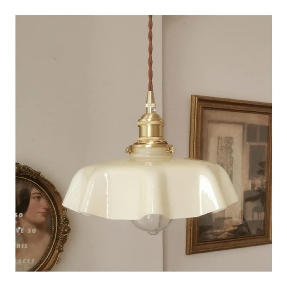 Suspension Ambre et Beige au style moderne avec conception fonctionnelle