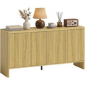 Buffet contemporain en chêne avec quatre portes rainurées, ouverture par pression et étagères ajustables
