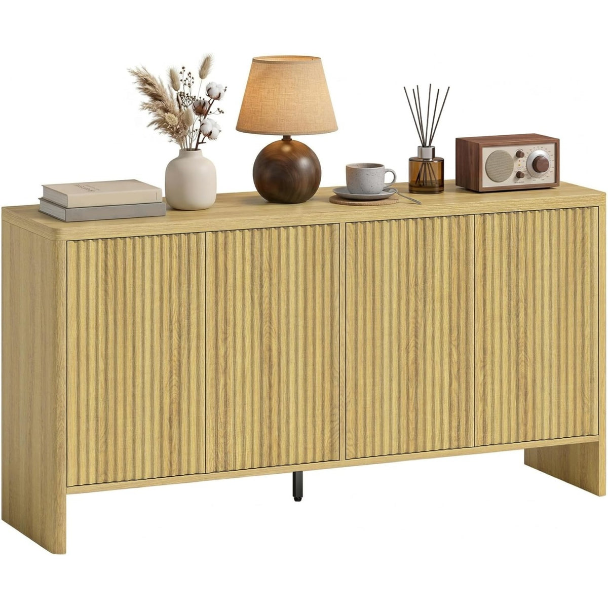 Buffet contemporain en chêne avec quatre portes rainurées, ouverture par pression et étagères ajustables