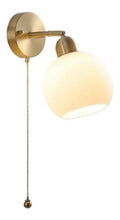 Applique murale Blanc et Dore aux lignes epurees avec eclairage confortable