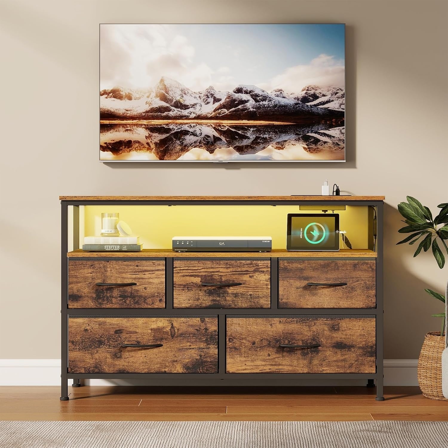 Commode cinq tiroirs avec éclairage LED, prise intégrée et design industriel bois foncé