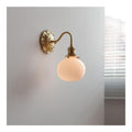 Luminaire Dore et Ambre a silhouette graphique de type applique murale