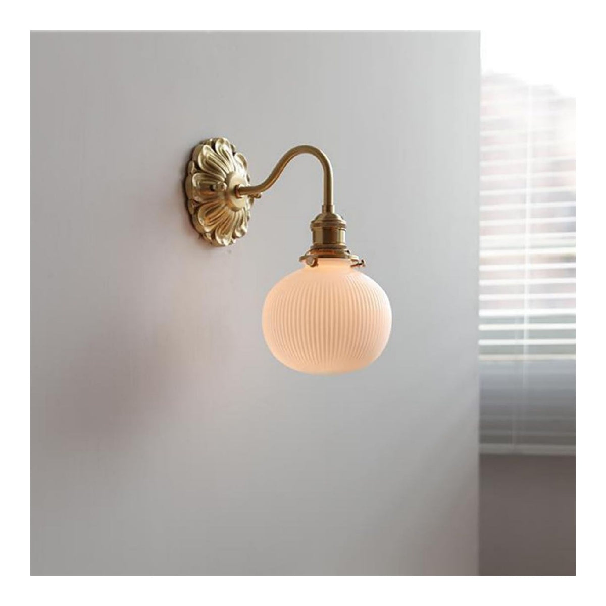 Luminaire Dore et Ambre a silhouette graphique de type applique murale