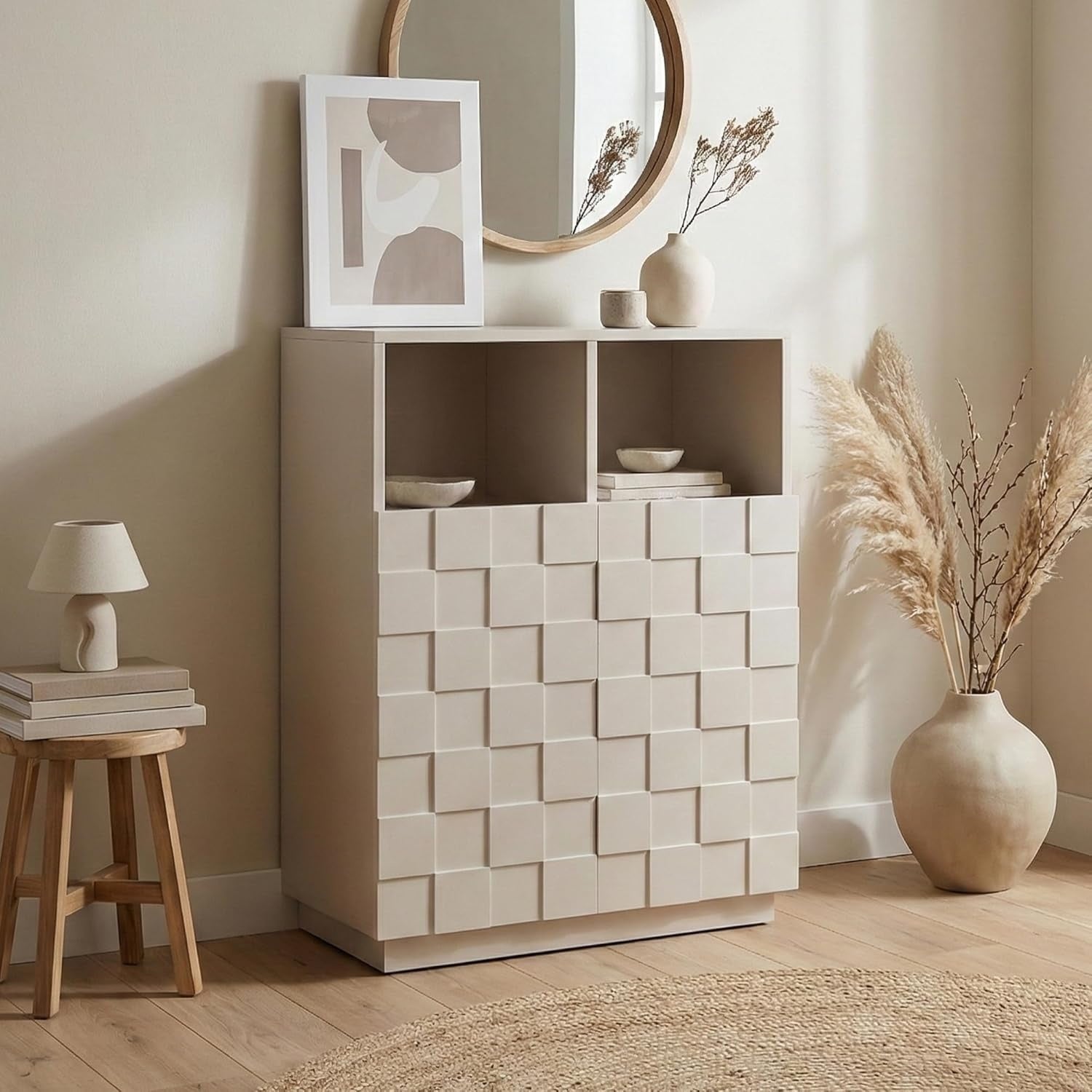 Armoire haute beige avec façade effet 3D, deux portes, niches ouvertes et rangements intérieurs